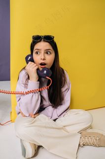 小女孩接电话表情图片