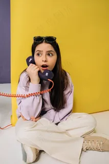 小女孩接电话表情图片