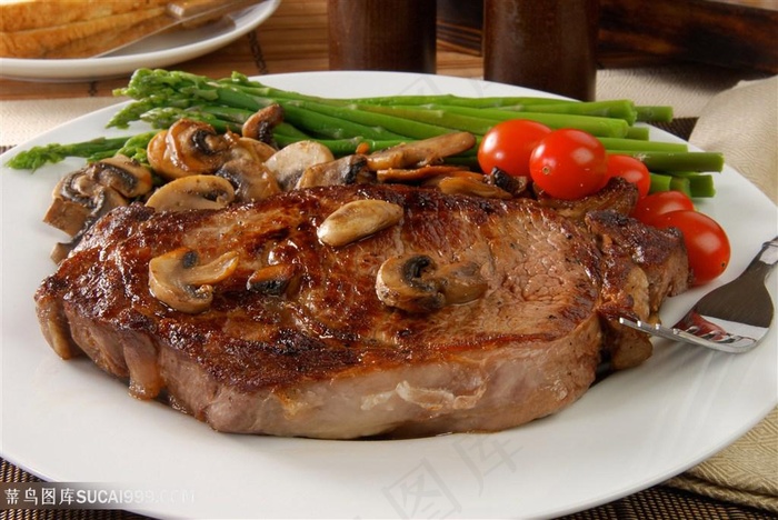 香菇牛排和圣女果美食图片
