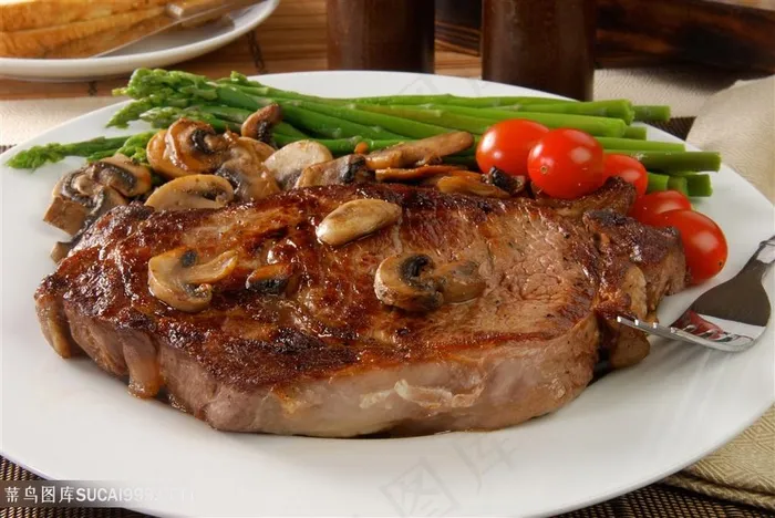 香菇牛排和圣女果美食图片