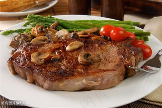 香菇牛排和圣女果美食图片
