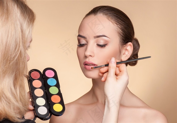 精致上妆的美女