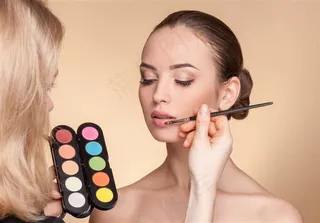 精致上妆的美女