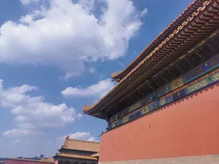 摄影照片-故宫一角屋檐红墙蓝天白云