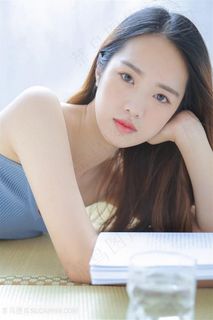 趴在床上的清纯美女特写图片