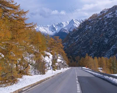 山坡间的国防道路