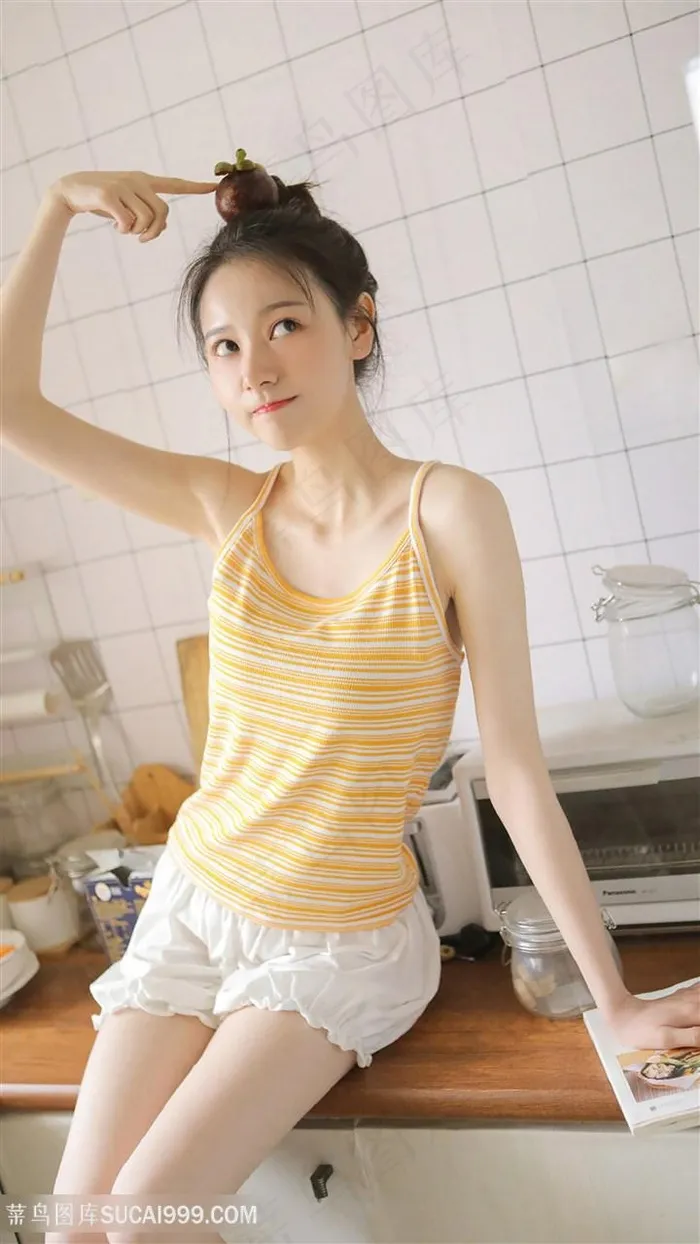 坐在橱柜上的*清纯美女图片
