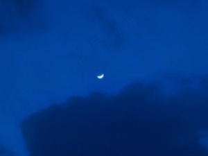 夜晚明月氛围风景摄影图