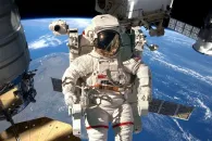 坐在太空飞行器上的宇航员高清图片