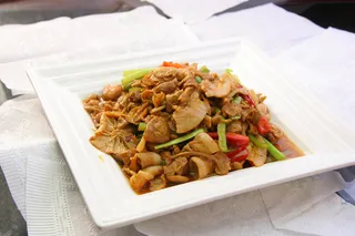 五花肉炒小黄蘑-汇源涿州新店