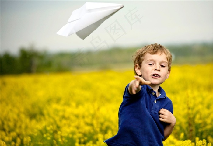 玩纸飞机的小男孩图片