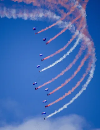 特技跳伞表演图片