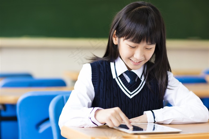 坐在教室里学习的学生图片