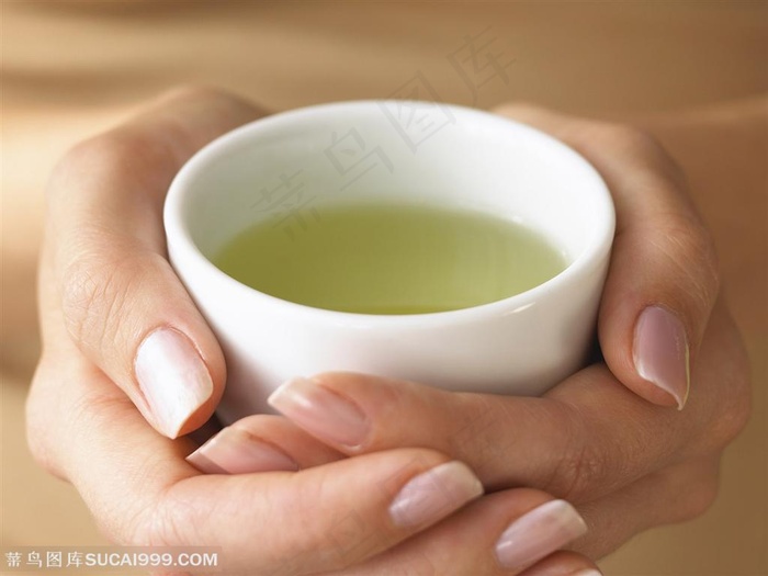 双手捧汤碗的美女