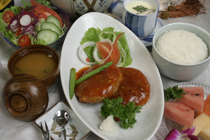  日式肉饼定食