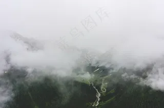 云雾缭绕绿色山林俯视图