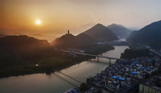 旭日东升中宁静小镇