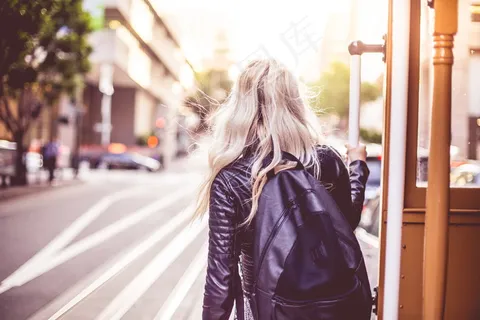 欧美街拍美女背影图片 欧美街拍美女背影图片