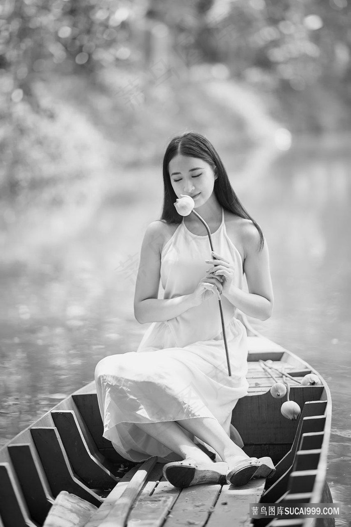 河上泛舟美女黑白写真图片
