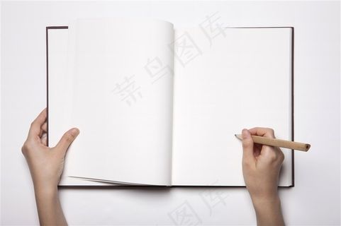 正在本子上写字的双手