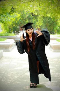 毕业季清秀美女大学毕业生图