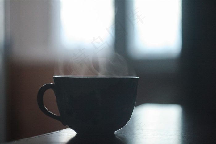 桌子上的一杯茶