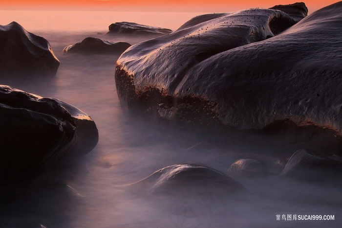 唯美海岸边夕阳礁石唯美大海风景图片