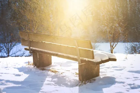 清晨雪地板凳图片 清晨雪地板凳图片