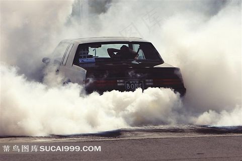 笼罩在烟雾中的汽车图片