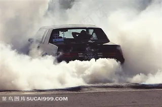 笼罩在烟雾中的汽车图片