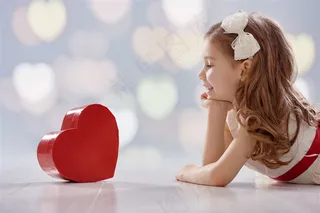 期待着看着礼品的外国小孩