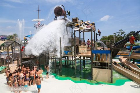 游乐场玩耍的孩子高清图片