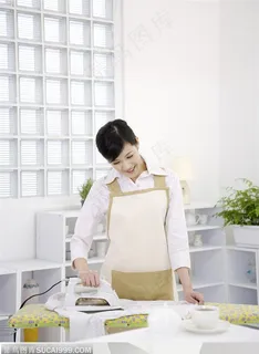美食制作-烫熨衣服的美女家庭妇女