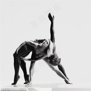 舞蹈动作-外国双人舞弯腰弓背一起配合的舞姿