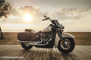 摩托机车快要落日的太阳