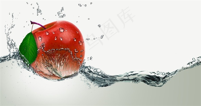 扔进水中的红苹果溅起的水花高清图片