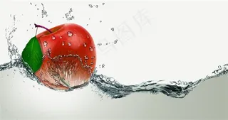 扔进水中的红苹果溅起的水花高清图片