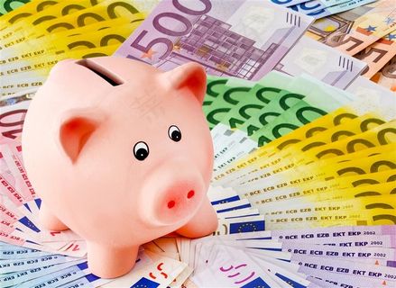 小猪储蓄罐与商务金融高清图片