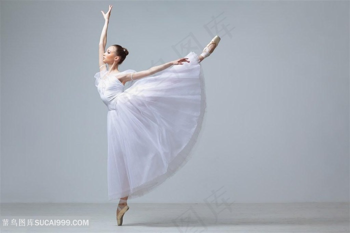 穿白色舞蹈舞服的舞者舞蹈图片