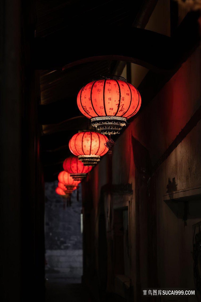 夜晚老旧走廊里的红灯笼