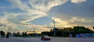 蓝色简约风云朵天空街道背景海报