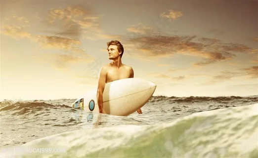 拿着冲浪板的海边冲浪男士