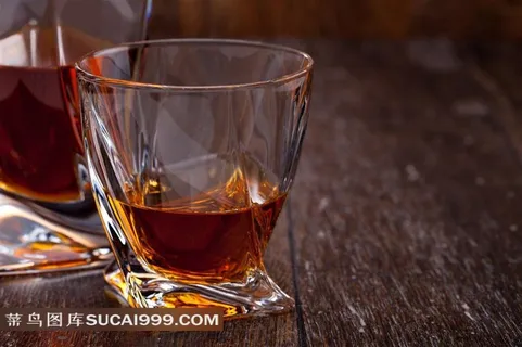 玻璃杯里的洋酒图片