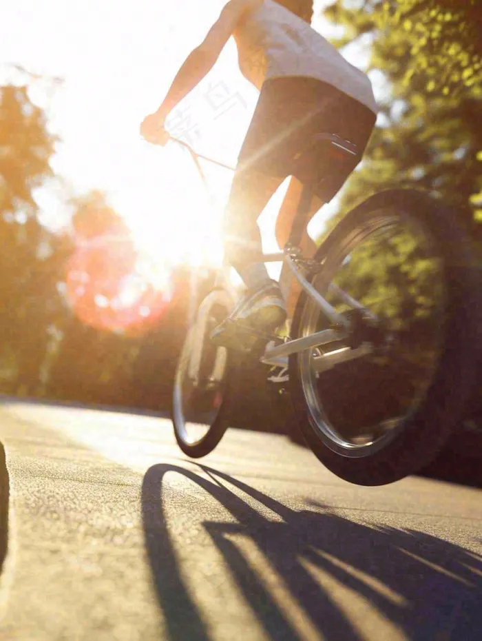 户外阳光运动热血跑步奔跑骑车，健康健身，清新自然摄影图(928x1232)
