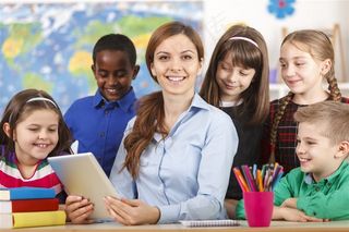 和老师在一起上课的儿童图片