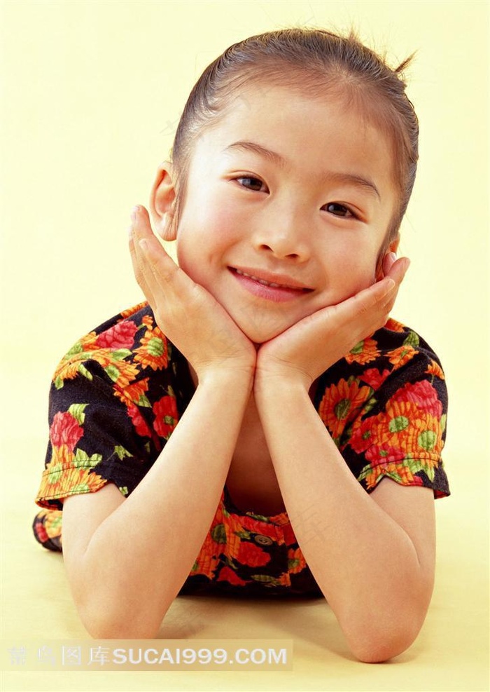 爬着的甜美女孩高清素材