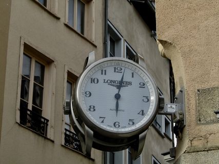 墙壁上的时钟图片