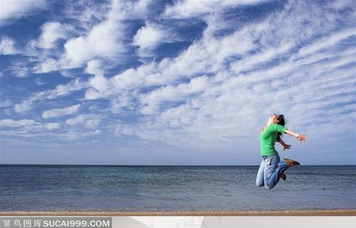在海滩上头部仰望蓝天的外国女孩