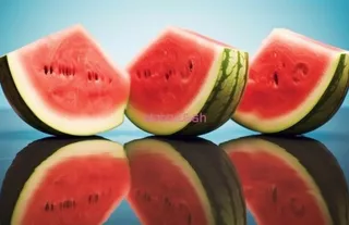 桌上切开的西瓜背景