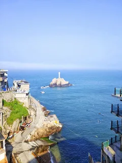 远处海上的灯塔